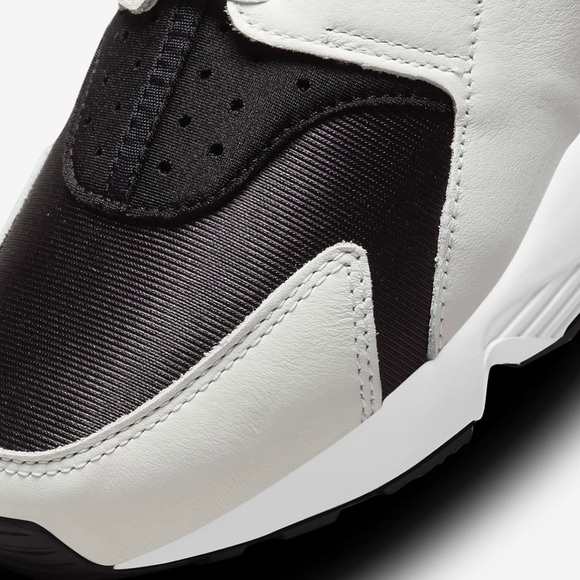 NIKE💥NIKE AIR HUARACHE BLACK AND WHITE💥 - Picture 4 of 10